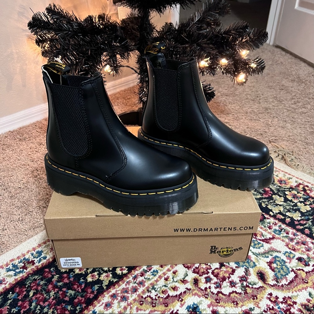 NWT - Dr. Martens 2976 Platform Chelsea Boot - Black